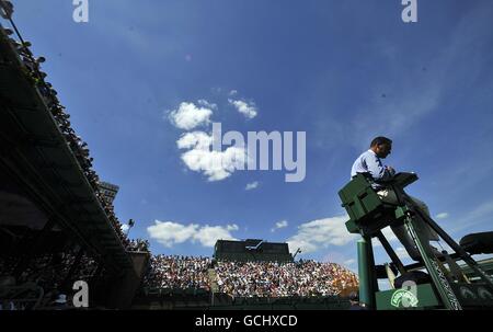 Tennis - Championnats de Wimbledon 2010 - deuxième jour - le club de tennis et de croquet de pelouse de toute l'Angleterre.Une vue générale de l'arbitre pendant le match entre Samantha Stosur en Australie et Kaia Kanepei en Estonie Banque D'Images