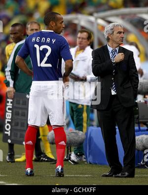 Thierry Henry (à gauche) s'entretient avec l'entraîneur Raymond Domenech (à droite) sur la ligne tactile Banque D'Images