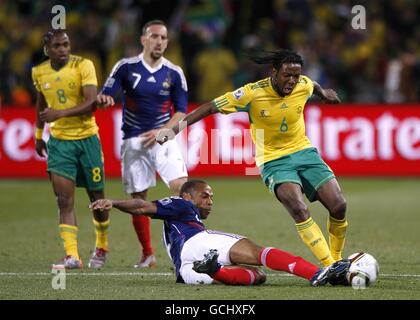 Macbeth Sibaya en Afrique du Sud (à droite) et Thierry Henry en France (au centre) bataille pour le ballon Banque D'Images