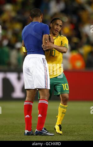 Thierry Henry (à gauche) de France et Steven Pienaar (à droite) d'Afrique du Sud se sont console après que les deux équipes ont quitté la coupe du monde en groupe Banque D'Images