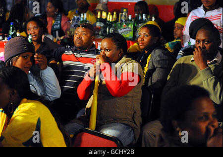 Les habitants de la région regardent la coupe du monde un match entre l'Afrique du Sud et la France dans un petit bar dans le canton de New Brighton, Nelson Mandela Bay, Afrique du Sud. Banque D'Images