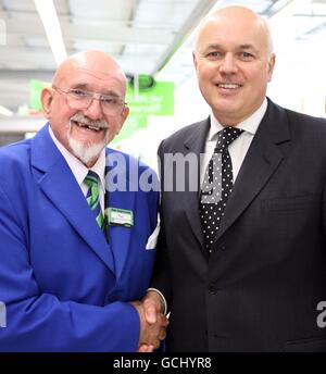 Le secrétaire d'État au travail et aux pensions Iain Duncan Smith rencontre Roy Gill, 76 ans, le plus ancien employé du magasin Asda sur Old Kent Road à Londres, lors de sa visite au magasin, pour rencontrer certains employés et discuter de leur expérience de travail après la retraite. Banque D'Images