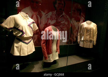 Tennis - Championnats de Wimbledon 2010 - troisième jour - le club de tennis et de croquet de pelouse de toute l'Angleterre.Wimbledon Lawn tennis Museum.Mode pour femmes, y compris la tenue Virginia Wade de la finale 1977 (au centre) Banque D'Images