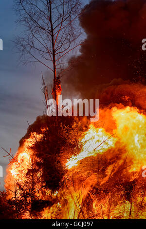 Nuages de fumée au feu de Pâques, bonfire Viereck, à Hambourg Blankenese, Germany, Europe Banque D'Images
