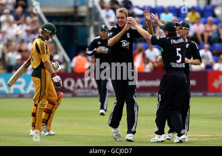 Stuart Broad, en Angleterre, célèbre avec Paul Collingwood après avoir pris le cricket de Tim Paine en Australie pour 16 lors de la deuxième journée internationale au stade SWALEC, Cardiff, pays de Galles. Banque D'Images