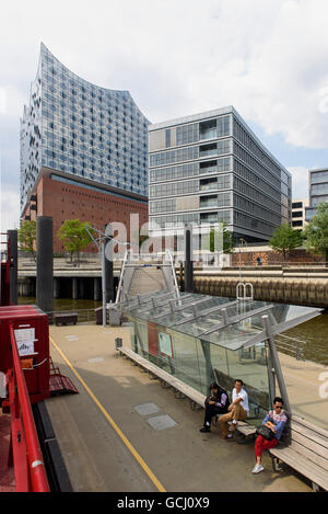 Quai des ferries à Elbphilharmonie à Hafencity, Hambourg, Allemagne Banque D'Images