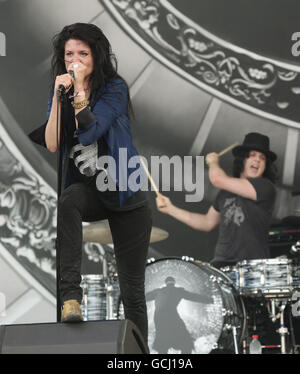 Alison Mosshart, la chanteuse en chef de Dead Weather, avec Jack White sur batterie en arrière-plan tandis que son groupe The Dead Weather se livre sur la scène Pyramide le deuxième jour de musique à Glastonbury digne Farm, Somerset. Banque D'Images