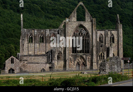 Vue générale de l'abbaye de Tintern, située sur la rive galloise de la rivière Wye, dans le Monbucshire Banque D'Images