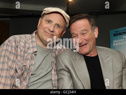 (De gauche à droite) le réalisateur Bobcat Goldthwait et l'acteur Robin Williams lors d'une séance photo pour le film « World's Greatest Dad », à l'hôtel Madarin Oriental de Knightsbridge, Londres. Banque D'Images