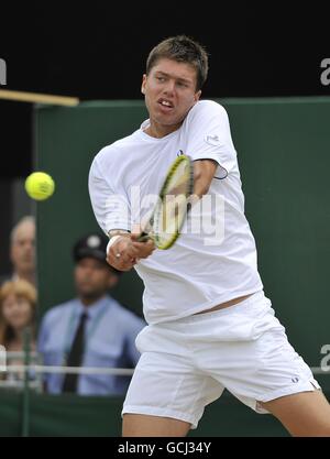 Tennis - Championnats de Wimbledon 2010 - dixième jour - le club de tennis et de croquet de pelouse de toute l'Angleterre.Oliver Golding de Grande-Bretagne en action contre Ranzo Olivo de l'Argentine. Banque D'Images