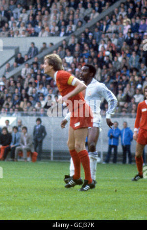 Football - coupe d'Europe - finale - Liverpool v Real Madrid - Parc des Princes, Paris.Le capitaine de Liverpool Phil Thompson marque l'Anglais du Real Madrid Laurie Cunningham (r) Banque D'Images