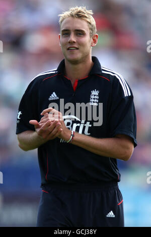 Cricket - NatWest Series - second One Day International - Angleterre / Australie - SWALEC Stadium. Stuart Broad, Angleterre Banque D'Images