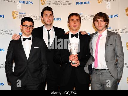 (De gauche à droite) Simon Bird, Blake Harrison, Joe Thomas et James Buckley avec le prix YouTube audience Award reçu pour les Inbetweeners lors des BAFTA Television Awards au London Palladium. Banque D'Images