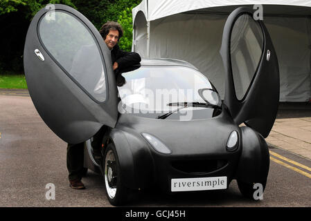 L'inventeur Hugo puissances possède un prototype de la voiture Riversimple à pile à hydrogène au de Montfort Hall de Leicester. Banque D'Images