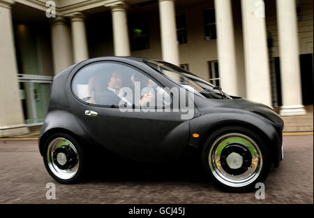 L'inventeur Hugo puissances au volant d'un prototype de la voiture Riversimple à pile à hydrogène au de Montfort Hall de Leicester. Banque D'Images