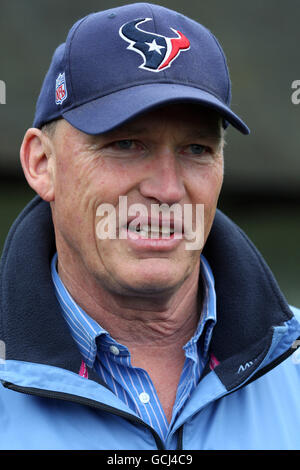 Courses hippiques - Global Sprint Challenge Gallops - Hippodrome de Newmarket.Entraîneur de course de chevaux John Gosden, au cours de juillet, pendant les galops à l'hippodrome de Newmarket. Banque D'Images