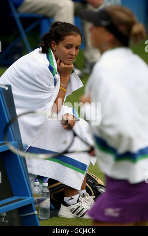 Laura Robson, de la Grande-Bretagne, se garde au chaud en se enveloppant dans des serviettes pendant une pause en jeu pendant que le tribunal est jugé trop glissant dans son match contre Yanina Wickmayer, de Belgique Banque D'Images