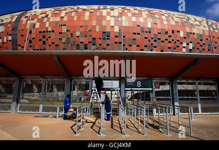 Les travaux de nettoyage se poursuivent au stade de Soccer City, à Johannesburg, la veille de la cérémonie d'ouverture Banque D'Images