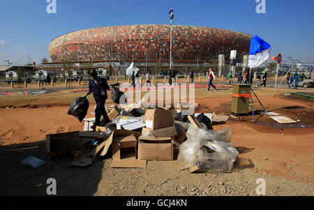 Les travaux de nettoyage se poursuivent au stade de Soccer City, à Johannesburg, la veille de la cérémonie d'ouverture Banque D'Images