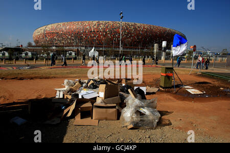 Football - coupe du monde de la FIFA 2010 Afrique du Sud - Soccer City - Johannesburg.Les travaux de nettoyage se poursuivent au stade de Soccer City, à Johannesburg, la veille de la cérémonie d'ouverture Banque D'Images