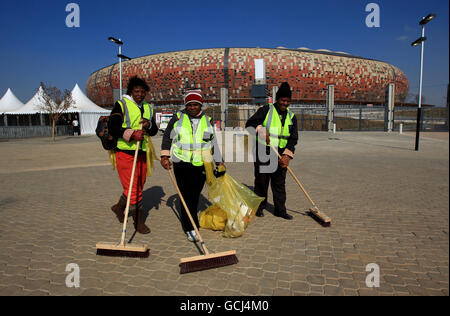 Les travaux de nettoyage se poursuivent au stade de Soccer City, à Johannesburg, la veille de la cérémonie d'ouverture Banque D'Images