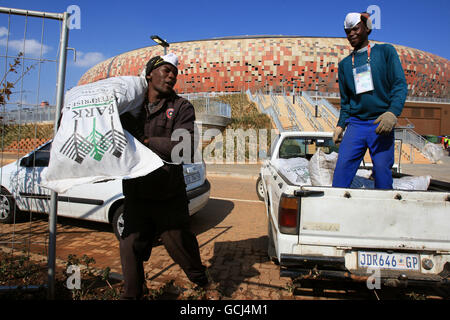 Les travaux de nettoyage se poursuivent au stade de Soccer City, à Johannesburg, la veille de la cérémonie d'ouverture Banque D'Images