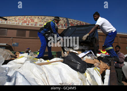 Les travaux de nettoyage se poursuivent au stade de Soccer City, à Johannesburg, la veille de la cérémonie d'ouverture Banque D'Images