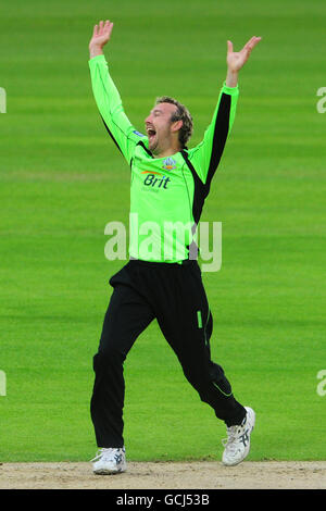 Cricket - Friends Provident Twenty20 - Surrey v Essex - The Brit Oval.Chris Schofield, de Surrey, interjette appel pour la cricket de Ryan Ten Doeschate, d'Essex Banque D'Images