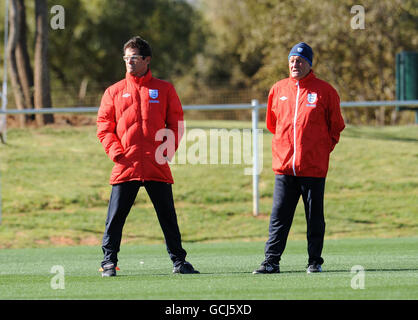 Le directeur de l'Angleterre Fabio Capello (à gauche) avec l'entraîneur Italo Galbiati pendant la session d'entraînement au complexe sportif Royal Bafokeng, Rutenburg, Afrique du Sud. Banque D'Images