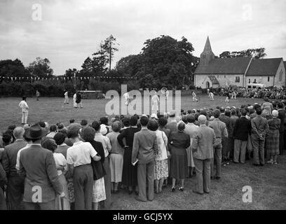 Vue générale du cricket victorien joué par les messieurs de Abinger avec l'église St James en arrière-plan Banque D'Images