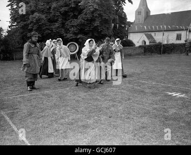 Vue générale sur les Skittles élisabéthains par les membres du Abinger Bowls Club, avec l'église St James en arrière-plan Banque D'Images