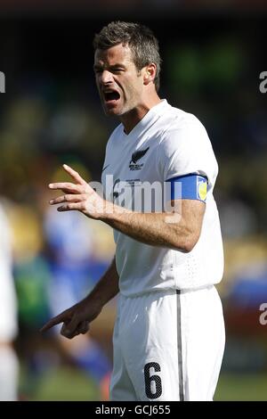 Football - coupe du monde de la FIFA 2010 Afrique du Sud - Groupe F - Nouvelle-Zélande / Slovaquie - Stade Royal Bafokeng.Le capitaine de la Nouvelle-Zélande Ryan Nelsen criait des instructions à ses coéquipiers. Banque D'Images