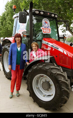 Caroline Spelman, secrétaire à l'environnement (à droite), et Janet Street porter, se tiennent à côté d'un tracteur rouge pour le 10e anniversaire de la marque Red Tractor Food Standards, à la South Bank, dans le centre de Londres. Banque D'Images