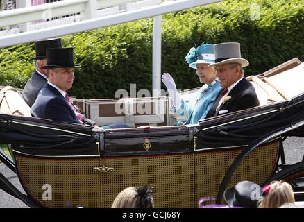 Courses hippiques - Réunion Royal Ascot 2010 - première journée - Hippodrome d'Ascot.S.A.R. la reine Elizabeth ll et le duc d'Édimbourg le prince Philip assistent à Royal Ascot Banque D'Images