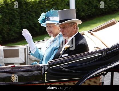 Courses hippiques - Réunion Royal Ascot 2010 - première journée - Hippodrome d'Ascot.S.A.R. la reine Elizabeth II et le duc d'Édimbourg le prince Philip assistent à l'Ascot royale Banque D'Images