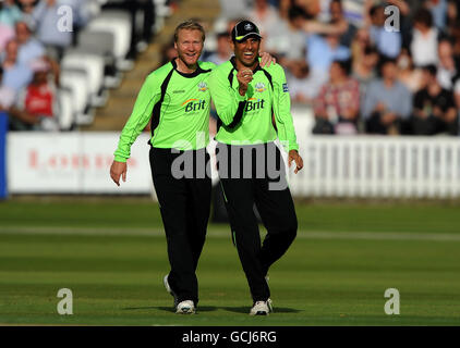 Younis Khan de Surrey (à droite) célèbre avec Gareth Batty après avoir attrapé Scott Newman de Middlesex pour 0. Banque D'Images