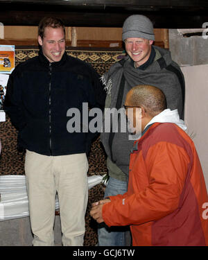 Le Prince Harry le Prince William et le Prince Seeiso dansent sur scène à la St Leonard's Herd Boy School le 16 juin 2010 à Semonkong, au Lesotho. Les deux Princes sont sur un voyage conjoint en Afrique qui prend au Botswana, au Lesotho et enfin en Afrique du Sud. Au cours de cette période, ils visiteront un certain nombre de projets soutenus par leurs organismes de bienfaisance respectifs, Sentebale (Prince Harry) et Tusk Trust (Prince William). Le voyage culminera avec les frères qui assisteront au match de la coupe du monde Angleterre contre Algérie au Cap. Banque D'Images