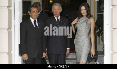 Le prince de Galles accueille le président français Nicolas Sarkozy et sa femme Carla Bruni à Clarence House, Londres, lors de la visite du président à l'occasion du 70e anniversaire de l'émission de radio du général Charles de Gaulle, qui exhorte sa nation à résister à l'occupation nazie de la France. Banque D'Images