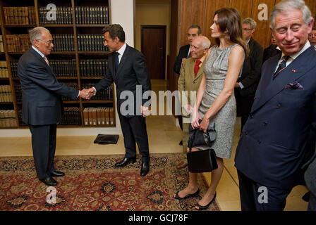 Le président français Nicolas Sarkozy (2e gauche) est accueilli alors que lui et son épouse Carla Bruni-Sarkozy (3e droite) arrivent, ainsi que le prince britannique Charles (droite) pour regarder des photos du président français Charles de Gaulle lors d'une visite à l'ancien quartier général des Français libres,Au Carlton Gardens dans le centre de Londres. Banque D'Images