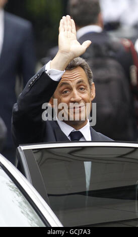 Le président français Nicolas Sarkozy se fait une vague après avoir assisté à une cérémonie de dépôt de couronne à la statue de Charles de Gaulle à Londres pour marquer le 70e anniversaire de la diffusion radio du général Charles de Gaulle, exhortant sa nation à résister à l'occupation nazie de la France. Banque D'Images