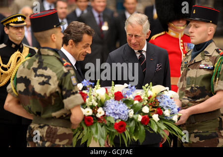 Le prince de Galles (à droite) et le président français Nicolas Sarkozy se préparent à déposer une couronne sur les statues de HM King George VI et HM Queen Elizabeth dans le Mall de Londres. Banque D'Images