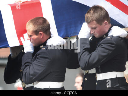 Le cercueil du caporal royal de la Marine Stephen Walker est porté aujourd'hui pour ses funérailles à l'église paroissiale St Kenneth à Kennoway, Fife. Banque D'Images