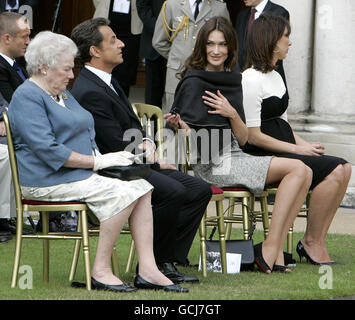 Le président français Nicolas Sarkozy, deuxième à gauche, son épouse Carla Bruni-Sarkozy, deuxième à droite, alors que Lady Soames, fille de l'ancien Premier ministre britannique Winston Churchill, à gauche, et Samantha Cameron, épouse du Premier ministre britannique David Cameron, regardent pendant sa visite à l'hôpital Royal Chelsea à Londres. Banque D'Images