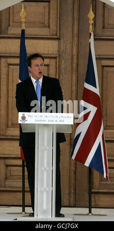 Le Premier ministre britannique David Cameron prononce un discours lors de sa visite au Royal Hospital Chelsea à Londres avec le président français Nicolas Sarkozy. Banque D'Images