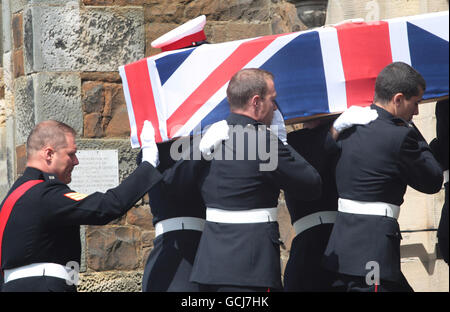 Le cercueil du caporal royal de la Marine Stephen Walker est porté aujourd'hui pour ses funérailles à l'église paroissiale St Kenneth à Kennoway, Fife. Banque D'Images