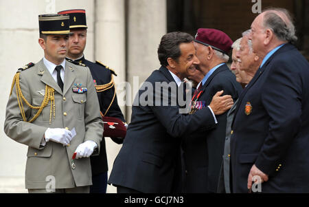 Le président français Nicolas Sarkozy (au centre) remet la médaille de la Légion d'Honneur à Alex Sutton, ancien combattant de la Seconde Guerre mondiale, lors d'un défilé à l'hôpital Royal Cheslea à Londres. Banque D'Images