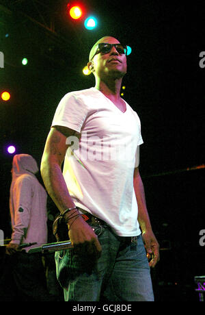 Pharrell Williams de N.E.R.D se produit sur scène au HMV Forum à Kentish Town, dans le nord de Londres. Banque D'Images