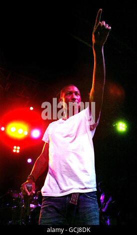 Pharrell Williams de N.E.R.D se produit sur scène au HMV Forum à Kentish Town, dans le nord de Londres. Banque D'Images