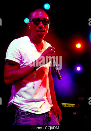 Pharrell Williams de N.E.R.D se produit sur scène au HMV Forum à Kentish Town, dans le nord de Londres. Banque D'Images