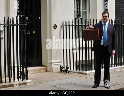 Le chancelier de l’Échiquier George Osborne portant la fameuse ancienne boîte rouge ministérielle alors qu’il quitte le 11 Downing Street, Westminster, centre de Londres, pour présenter son budget d’urgence à la Chambre des communes. Banque D'Images